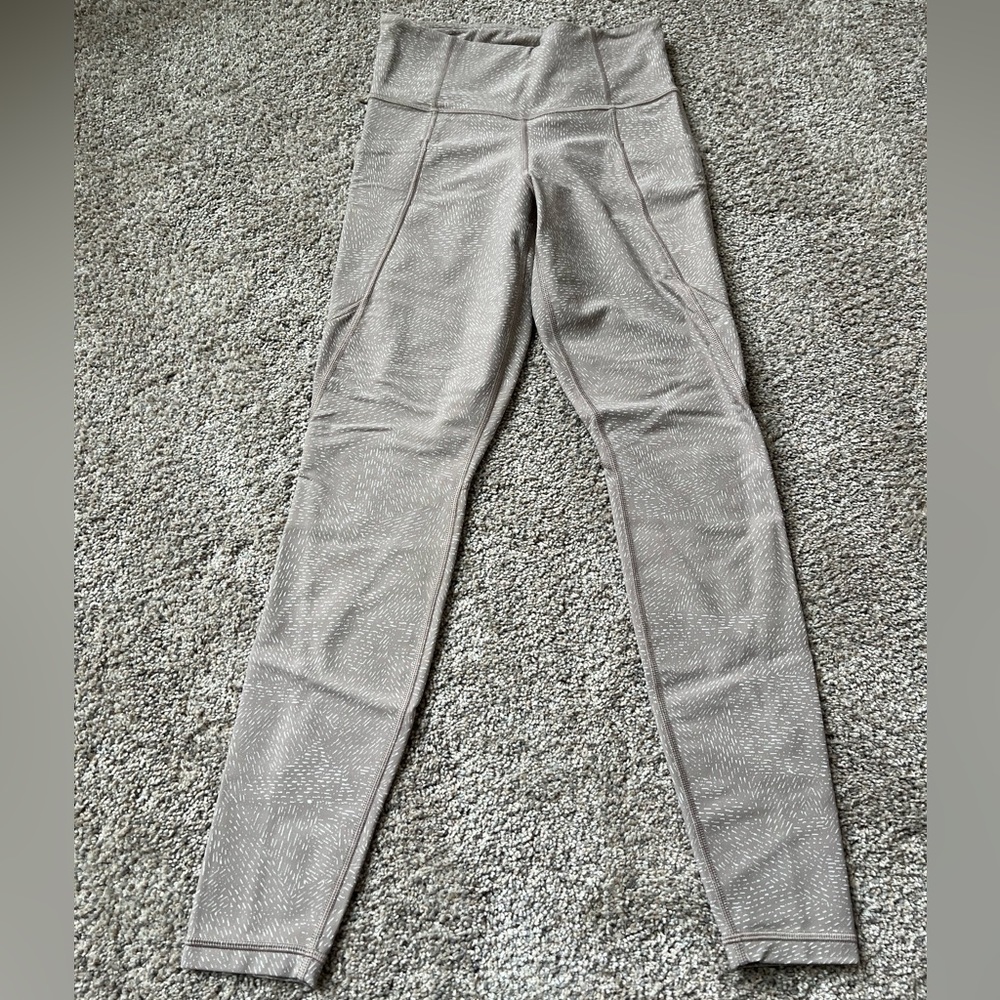 LIKE NEW ATHLETA Salutation Stash Pocket 7/8 Tight Size XS in tan